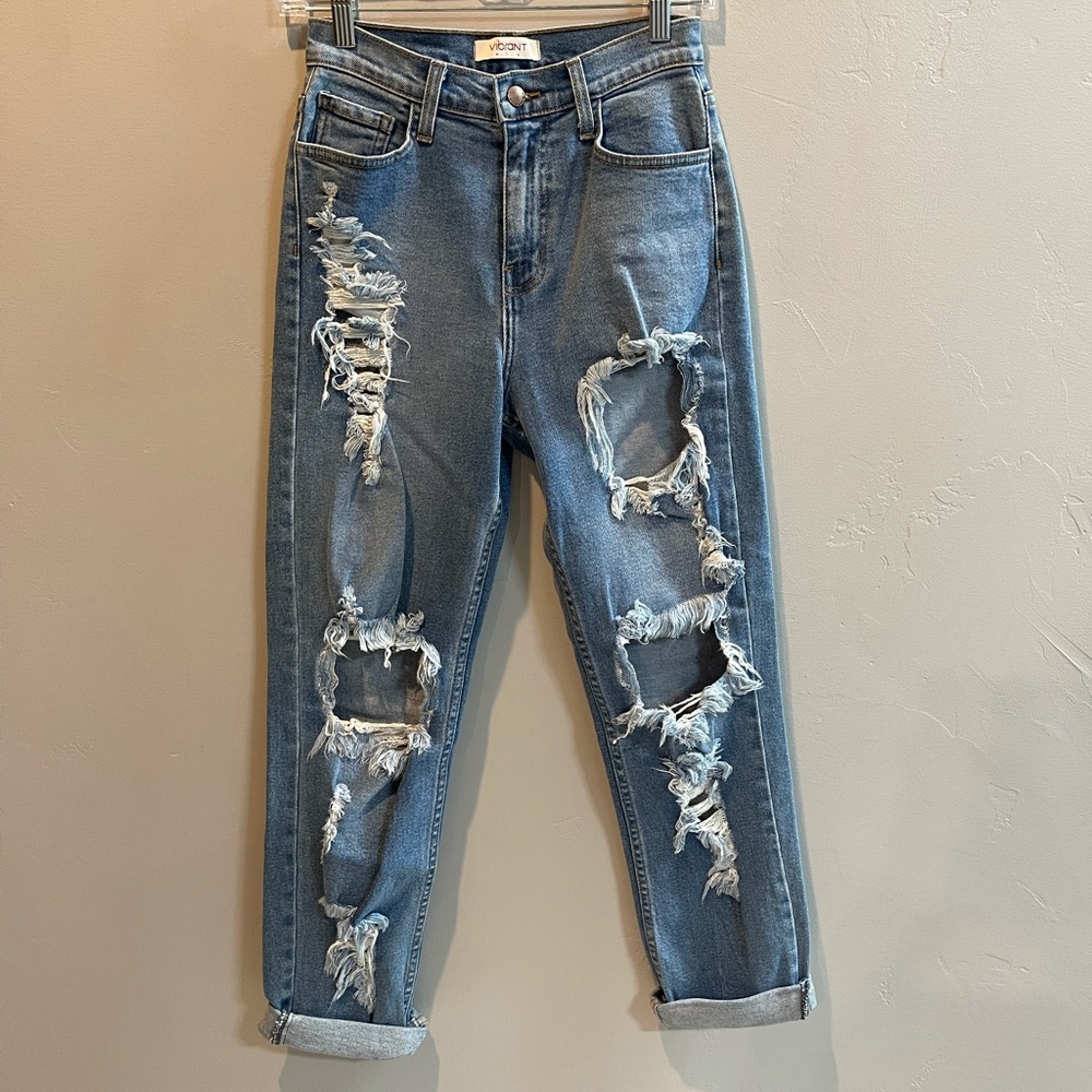 Women’s medium wash distressed mom jean